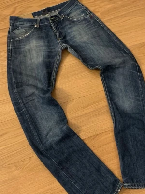 DonDup Raw Demin jeans  - Säljer ett par riktigt snygga archive dondup jeans i passformen straight/slim, den är väldigt populär (man ser den överallt). Skicket är 7/10, kolla sista bild. Storleken är 31. Priset är 699kr, kan sänkas