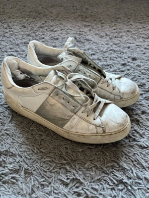 Valentino skor - Säljer mina väldigt slitna valentino skor. Går säkert att putsa upp och göra finare. Har box samt kvitto🙌
