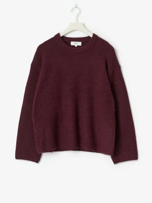 Vinröd stickad tröja  -  Stickade tröja från Gina Tricot som är använd och nopprig men inget som syns. Skriv för mer bilder