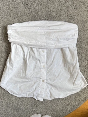 Tubtopp - Snygg vit tubtopp! Perfekt inför vår och sommar🤍Priset är diskuterbart vid snabb affär🥰 
