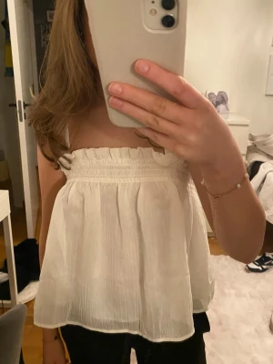 Vit linnetopp med volang/ballong modell - Söt topp med volang. Aldrig använd pga lite för stor för mig. Lapp kvar. 