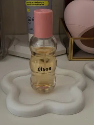 Gisou hår parfym  - Säljer en hår parfym från Gisou . En spray räcker till hela dagen 