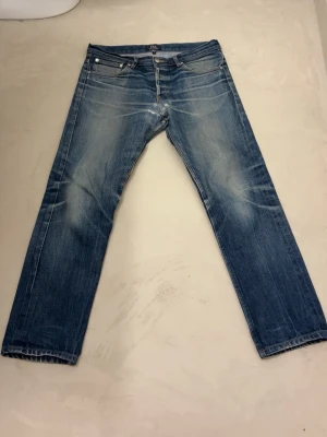 A.P.C jeans med fades - Säljer ett par apc jeans med raka ben och snygga slitningar på framsidan och baksidan. Jeansen har  knappgylf och ljusare tvättade partier för en cool, avslappnad look. Perfekta till vardagsstilen! Jag säljer dem eftersom dem blivit lite små på mig, är 186 med relativt långa ben. Skickar gärna bilder på dem om så önskas. Finns små hål i fickorna men det borde gå snabbt att fixa. Som man kan se så är även delen där byxbenen möts lagad inifrån, ser väldigt snyggt ut utifrån. Förhandla gärna!