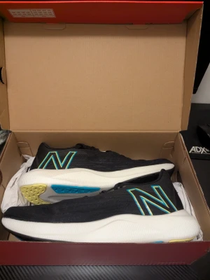 New balance (MFCXLK2) -     Säljer ett par helt nya skor i perfekt skick. Aldrig använda och levereras i originalkartong.  Nypris: ca 1600 kr  Mitt pris: 500 kr   Ett riktigt bra tillfälle att få ett par kvalitetsskor för en bråkdel av butikens pris.  ✔ 100% nya ✔ Originalkartong ingår ✔ Redo att skickas direkt  Kan fraktas inom hela Sverige eller så finns det Möjlighet till upphämtning i Göteborg.  Endast seriösa köpare. Skicka meddelande vid intresse eller om du vill ha fler bilder.