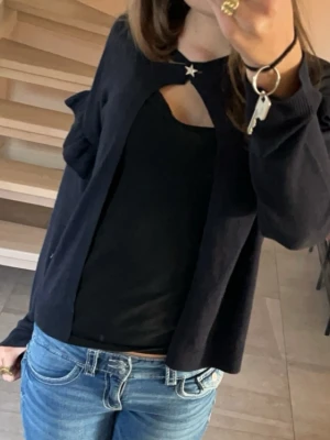 Mörkblå basic kofta - Säljer min marinblå kofta från Gina tricot tröjan är i jätteskönt material med lite vilja på ärmarna perfekt till våren