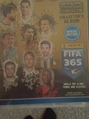 Panini FIFA 365 samlaralbum Nordic - Samlaralbum från Panini FIFA 365 Nordic Edition med officiella trading cards. Albumet har färgglad framsida med fotbollsspelare och logga. Inuti finns plastfickor fyllda med olika fotbollskort från kända lag och spelare. Perfekt för dig som gillar fotboll och samlarkort. Det är mycket med sidor än vad jag tog bild på