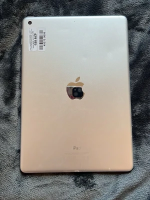 Apple IPad 5th gen 32 gb - !PRISET KAN DISKUTERAS! Har inte kommit till användning på 3 år. Den har 2 mindre bucklor på baksidan, vilket inte stör användningen. Funkar som den ska, skärmen har bytits ut en gång för 4-5 år sedan. Den är väl fungerande. Säljs inte för den inte fungerar utan för den ej kommer till användning. Jag svarar gärna på frågor och skickar mer specifika bilder om det önskas!.