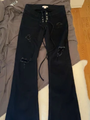 Svarta lace-up jeans Gina Tricot - Använda 2-3 gånger. Färgen är någon ljusare i verkligheten.