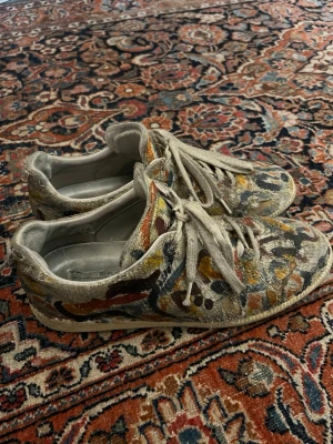 Maison Margiela Plaster & Paint sneakers - A beutiful pair of shoes coming from Maison Martin margiela 2009-2013 era. They’re a very rare pair. The condition is not the best but it looks very good distressed. The only problem is the sole and you won’t notice that when wearing them. 