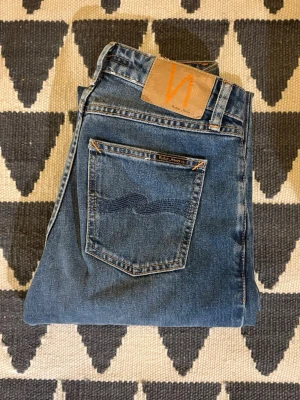 Nudie straight Sally  - Säljer dessa schyssta Nudie straight Sally jeansen i storlek 25/28 men är mer som 28/30 då de passar mig som är runt 170| L98 W33| skriv vid frågor eller funderingar
