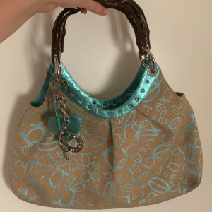 🩵Vintage bebe väska🩵 - Bebe väska med original trähandtag och nyckelring kvar, har några missfärgningar men går nog att tvätta bort. Matchande plånbok följer med.