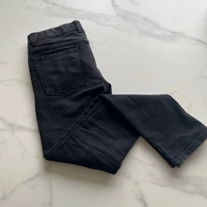 Svarta Levi's🖤Slim Fit - Dm vid intresse, lägg bud.                                           Om ni vill ha fler bilder, är det bara att höra av sig✌🏾