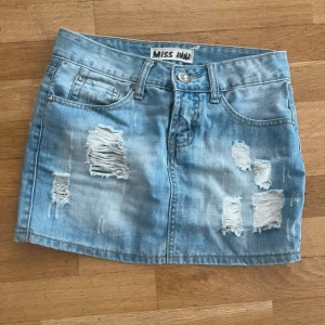 Ljusblå jeanskjol från Miss Anna - Snygg ljusblå jeanskjol från Miss Anna med slitna detaljer och snygga fickor❤️mått finns på sista 2 bilderna💕