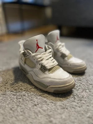 Nike Air Jordan 4 oreo - Säljer ett par klassiska vita Nike Air Jordan 4 sneakers . Skorna har snörning, meshpaneler och den ikoniska Jumpman-loggan på plösen och hälen. Perfekta för dig som gillar streetwear och vill ha en tidlös look. Jag säljer dom utan box och kvitto då jag köpte dom för ett tag sen