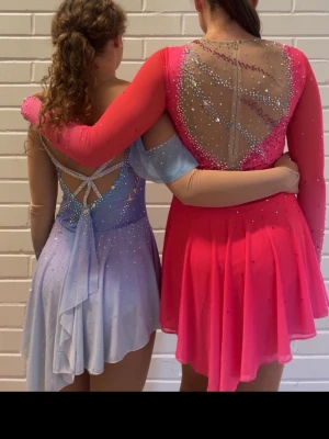 Glittriga konståkningsdräkt - Säljer en konståkningsdräkt ( lila) Får bjuda och kan skicka mera bilder. Har använt bara en säsong.