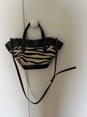 H&M Zebramönstrad handväska med axelrem - H&M Zebramönstrad handväska med axelrem i toppen skick. 