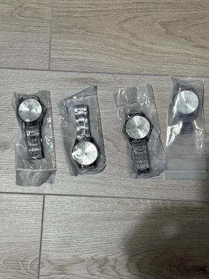 4 st Silverfärgad klocka från TINGXI - Säljer dessa fyra klockor, billig kvalitet fast ser bra ut.