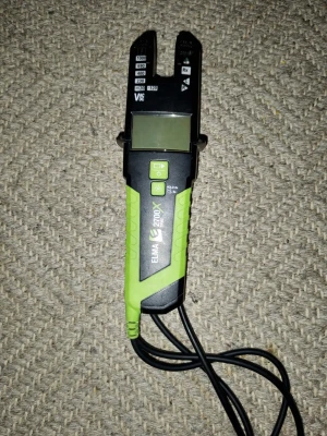 Elma 2700X spänningsprovare - Digital spänningsprovare Elma 2700X med LCD-display och tydliga knappar. Handtaget är svart och grönt med gummerad yta för bra grepp. Utrustad med två testkablar, en röd och en svart. Perfekt för att mäta spänning, ström och resistans. Fungerar utmärkt. Nypris runt 2500:-