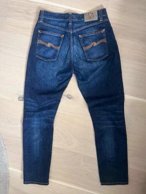 Nudie Jeans Brute Knut  - Säljer nu dessa riktigt feta Nudie jeansen, modellen heter Brute Knut och sitter fint, storleken på dessa är W27 & L28, just denna modellen är rätt sällsynt och säljs inte längre, nypris är runt 2000 kr, vi säljer dem nu för 449, vid fler frågor kring mer bilder eller liknande är de bara att höra av sig / AC Fashion 🤝