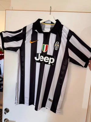 Juventus matchtröja/fotbollströja - Vidal - Storlek: XL. Skick: 10/10. Ny med taggar.