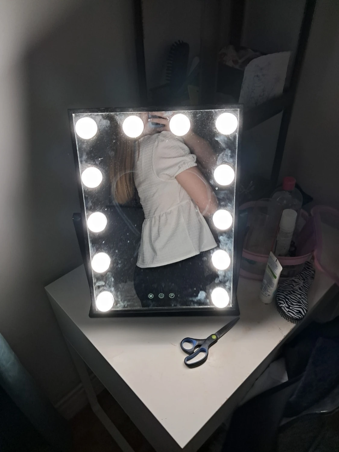 Vit blus med rosetter och puffärm