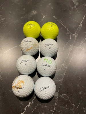 8 Titleist toursoft golfbollar vit och gul  - Säljer ett set med 8 golfbollar från Titleist, varav två är gula och resten vita. Bollarna är använda som syns på bilderna