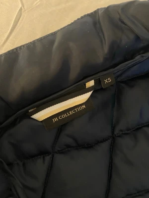 Ridväst  - Snygg mörkblå ridväst i storlek XS 🫰🏼har använt den inte så många gånger i stallet 