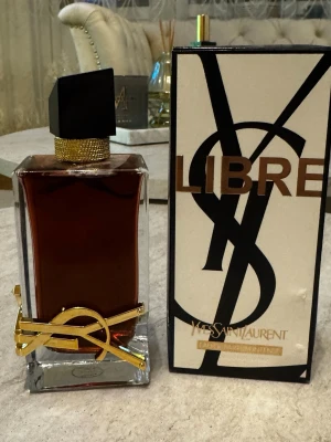 Yves Saint Laurent Libre Intense Eau de Parfum - Helt ny och oanvänd, inget fel förutom att boxen är lite skrynklig. Finns kvitto. Kom dm för fler frågor och bilder