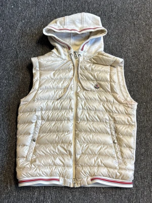 Moncler Maglia Väst - Säljer nu denna riktigt feta Moncler väst med vadderad framsida, Storleken är L men passar med M kanske en stor S. För fler frågor skriv till mig🤩