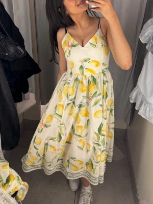 Vit långklänning med citronmönster - Söt klänning med citroner på. Använd 1 gång. 