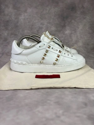 Valentino Rockstud Skor - Stl 36 - Fina Valentino skor med guld nitar, perfekt till våren och sommaren! 🌷🏖️ | Fint skick: 8,5/10 | Storlek: 36, passar 36,5 också | Ingår: endast skorna | Nypris: Ca 5000kr | Självklart äkta.  Hör av dig vid frågor // Galgen 🫡