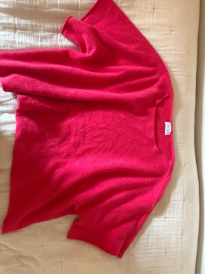 💞Rosa kortärmad tröja från Rodebjer💞 - Säljer en mjuk och oversize rosa tröja från Rodebjer. Tröjan har korta ärmar, rund halsringning och är gjord i ett fluffigt material som känns lyxigt. Perfekt för dig som gillar färg och vill ha en statement piece i garderoben.