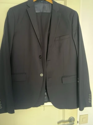 Kavaj med byxor - Blå kavaj från Hm inklusive byxor 