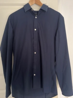 Mörkblå skjorta från HM - Storlek M skum fit.