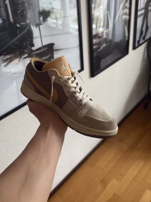 Nike Air Jordan sneakers i beige och grå - Säljer ett par Nike Air Jordans. Ganska bra skick. Trådarna som sticker ut är i designen. Pris kan diskuteras! 