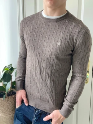 Morris 100% merino wool kabbel stickad  - Morris 100% merino wool kabbel stickad crew neck. Inga defekter! Modellen i bilderna är 180 cm 75 kg och bär Storlek S , Kom med frågor! 🌟 (Kan gå ned i pris vid köp av paket 😉) 