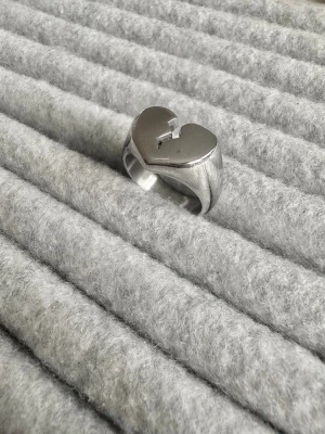 Heart ring - Ringen är aldrig använd och 100 % rost- och nickelfri. Den är justerbar och passar därför alla! Hör gärna av dig om du har några frågor ☺️