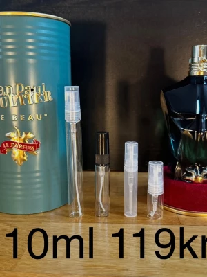 Le Beau Le Parfum Jean Paul Gaultier 10ml - Jean Paul Gaultier Le Beau le parfum ✨ En tropisk, söt och fräsch doft med kokos och trä. Känns som semester och lyx.  Väldigt lätt att gilla och sticker ut - unik doft.  ☀️ Passar bäst: vår, sommar  ✨ För dig som vill dofta sommar året runt.  🔥 Rekommenderar bundle – 15+ andra exklusiva parfymer finns.  Priser: 2ml – 39kr 3ml – 55kr 5ml – 69kr 10ml – 119kr  💎 1 ml ≈ ca 20st sprays 