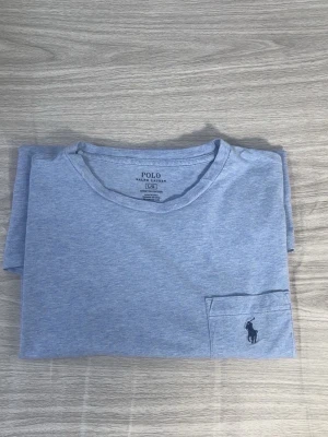 Blå polo t shirt  - Bra skick i storlek L