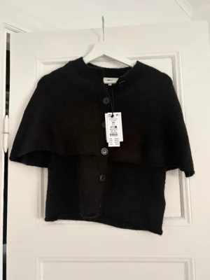 Svart stickad tröja/poncho - Helt ny med prislapp. Nypris 499kr