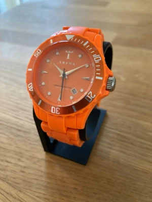 Triwa Diver 40mm Unisex - Säljer en snygg klocka från svenska Triwa i nyskick. Ser oanvänd ut med plasten kvar. Skick enligt bilder. Fungerar bra, originalarmband i återvunnen plast, datumvisare, vattentät, dykarring som roterar osv. Behöver bara nytt batteri.  Nypris: 1700 SEK Mitt pris: 289 SEK  Skickas alltid snabbt och spårbart. Skriv vid frågor och se gärna mina andra annonser!   GRATIS: För betalande kunder erbjuder jag personlig experthjälp för dig att göra nya fynd (nytt & begagnat). Fråga för mer info!