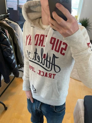 Vintage 2000s Superdry Hoodie (Limited edition) - Säljer nu denna sjukt snygga vintage 2000s Superdry hoodie😊 Säljs ej längre i butik och är därav mycket eftertraktad 🤝Från en limiterad upplaga med ca 800 hoodies! Både varm och bekväm och passar till allt🙌 Storlek S och passar en mindre S eller XS🤝. I princip nyskick! Skriv vid funderingar 📲