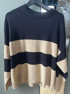 Randig stickad tröja - Säljer nu min randiga stickade tröja från H&M i storlek M. Lapparna är bortklippta tyvärr men är lika snygg för de💞