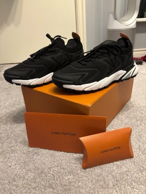 L Tatic sneakers - Säljer mina sneakers då dom ej används, helt oanvända, i storlek 42 men passar 43-44. Box samt nya skosnören medföljer. Pris kan diskuteras