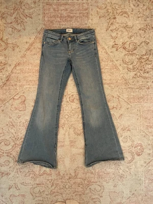 Lågmidjade flared jeans - Sjukt snygga lågmidjade flared jeans från ONLY i storlek 27x30