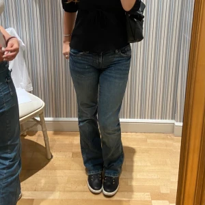 Blå bootcut jeans - Säljer ett par snygga blå jeans från hm med bootcut passform. Jeansen är lågmidjade. Pris kan diskuteras😊