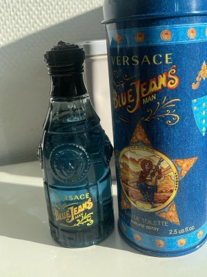 Versace Blue Jeans Man Eau de Toilette - Säljer Versace Blue Jeans parfym. Flaskan är på 75ml , och cirka 65–70 ml är kvar. Den är knappt använd och i mycket bra skick.
