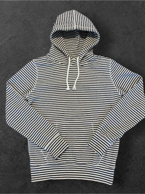 Vintage randig hoodie - Säljer en riktigt fet vintage hoodie, perfekt för dig som vill sticka ut lite extra🤩