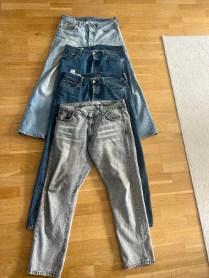 Levis 501 - 3 par Levis 501 och ett par woodbird jeans.  2 par Levis 33/30 1 par Levis 32/30 1 par woodbird 33/30 ALLA Har hål vid skrevet och några har även hål vid fickorna. I slitet skick alla par.  (Säljes i befintlig skick!)