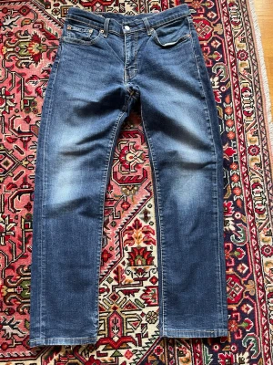 Levi's 511 - Klassiska blå jeans från Levi's med rak passform. Jeansen har riktigt fet tvätt. Tillverkade i slitstarkt denim. Priset kan diskuteras!!!